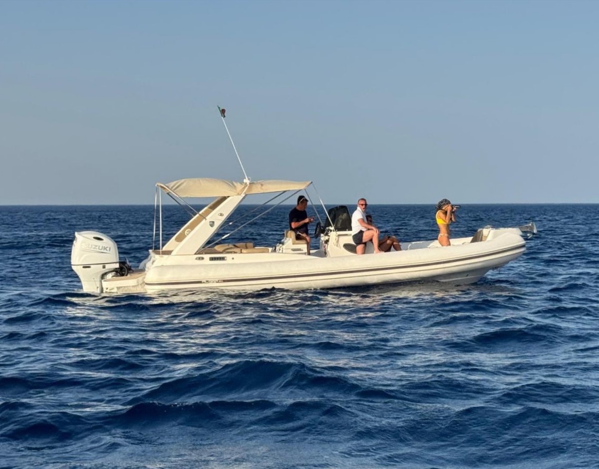 L'imbarcazione Seacily Charter in navigazione con ospiti a bordo