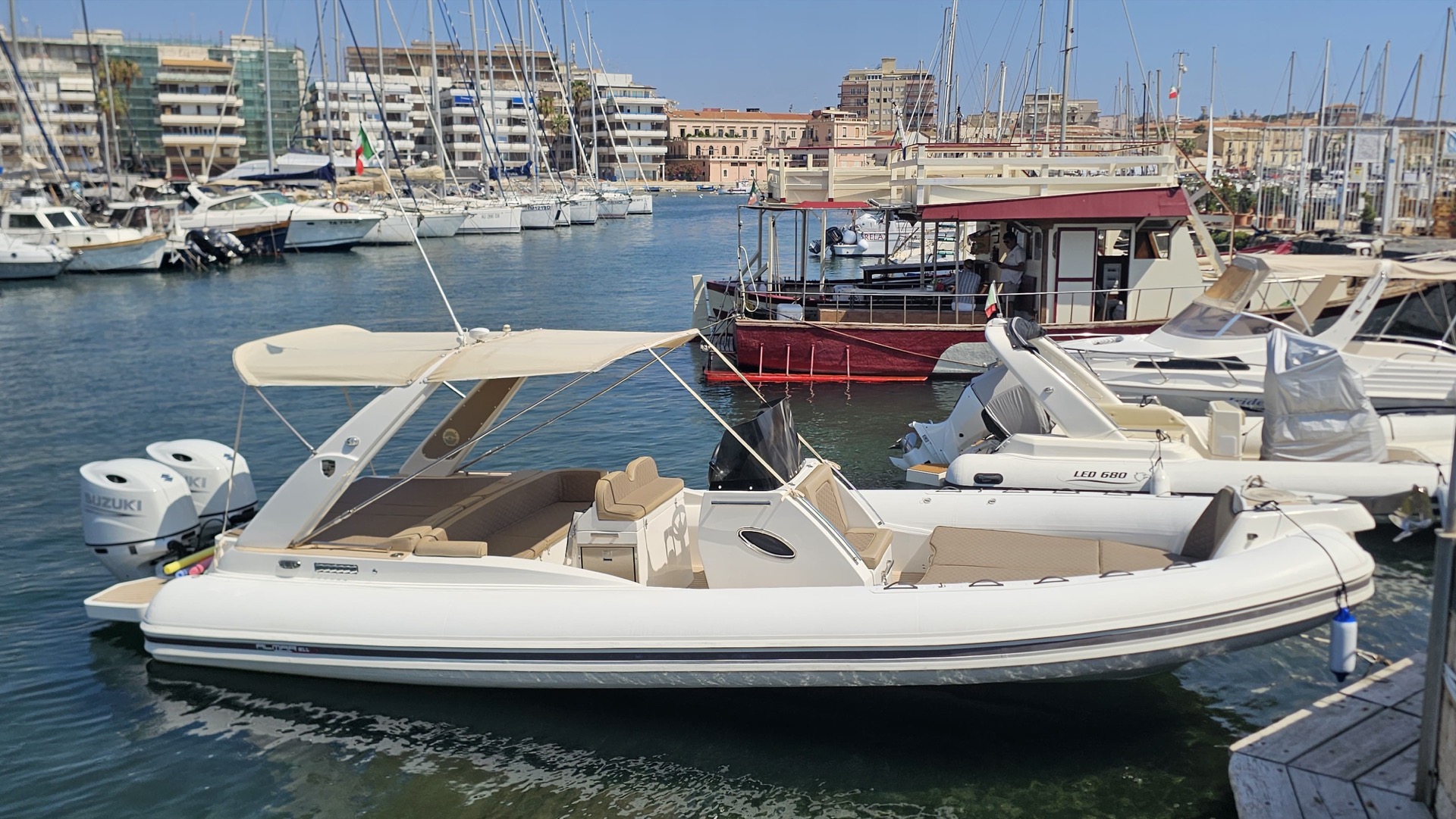 L'imbarcazione Seacily Charter ormeggiata nel porto di Ortigia, Siracusa