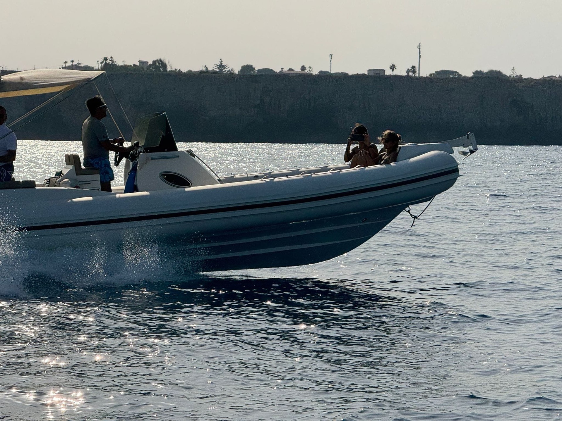 Imbarcazione Seacily Charter in navigazione al tramonto lungo la costa di Siracusa