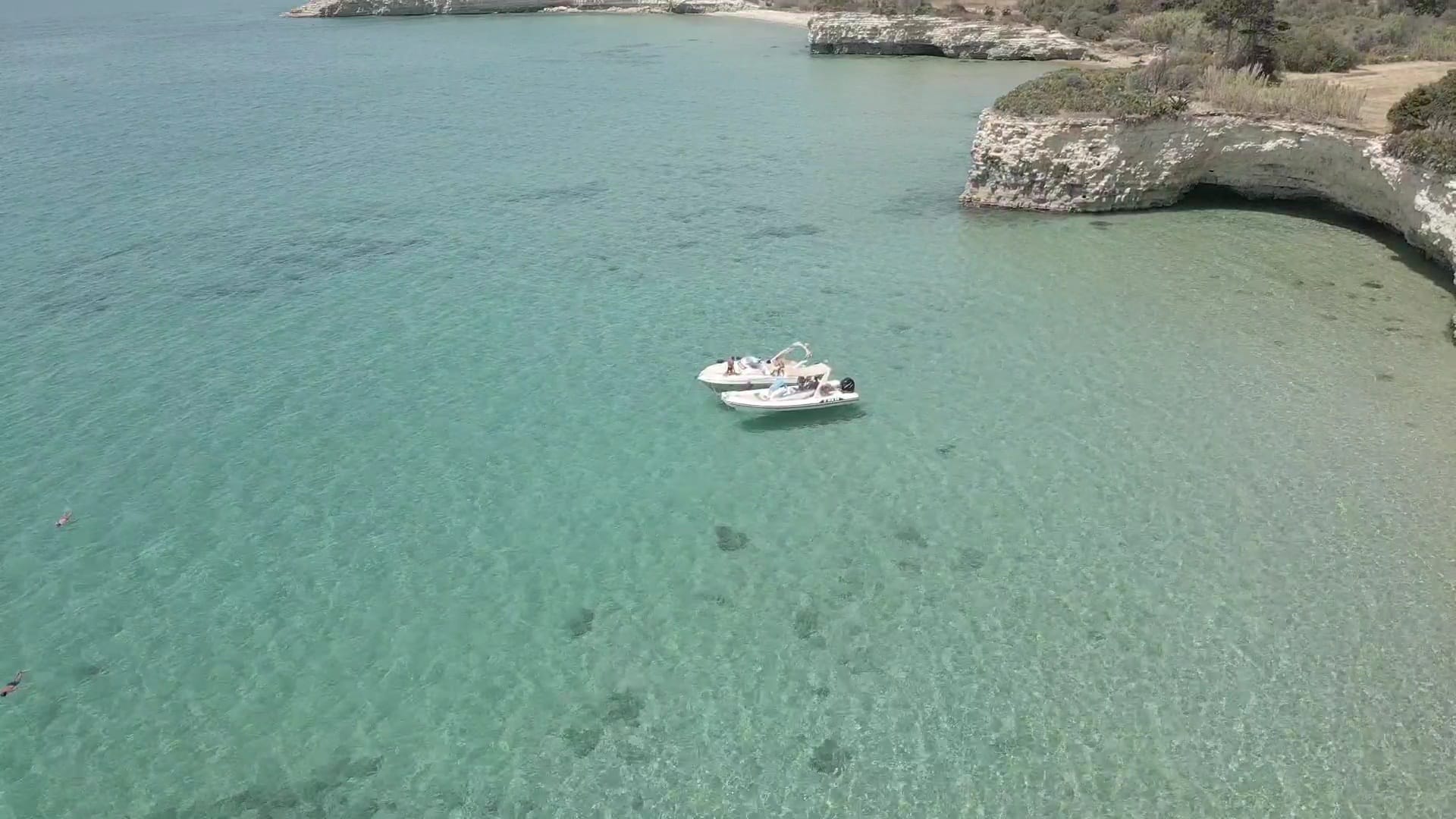 Vista aerea di una caletta rocciosa isolata lungo la costa siracusana
