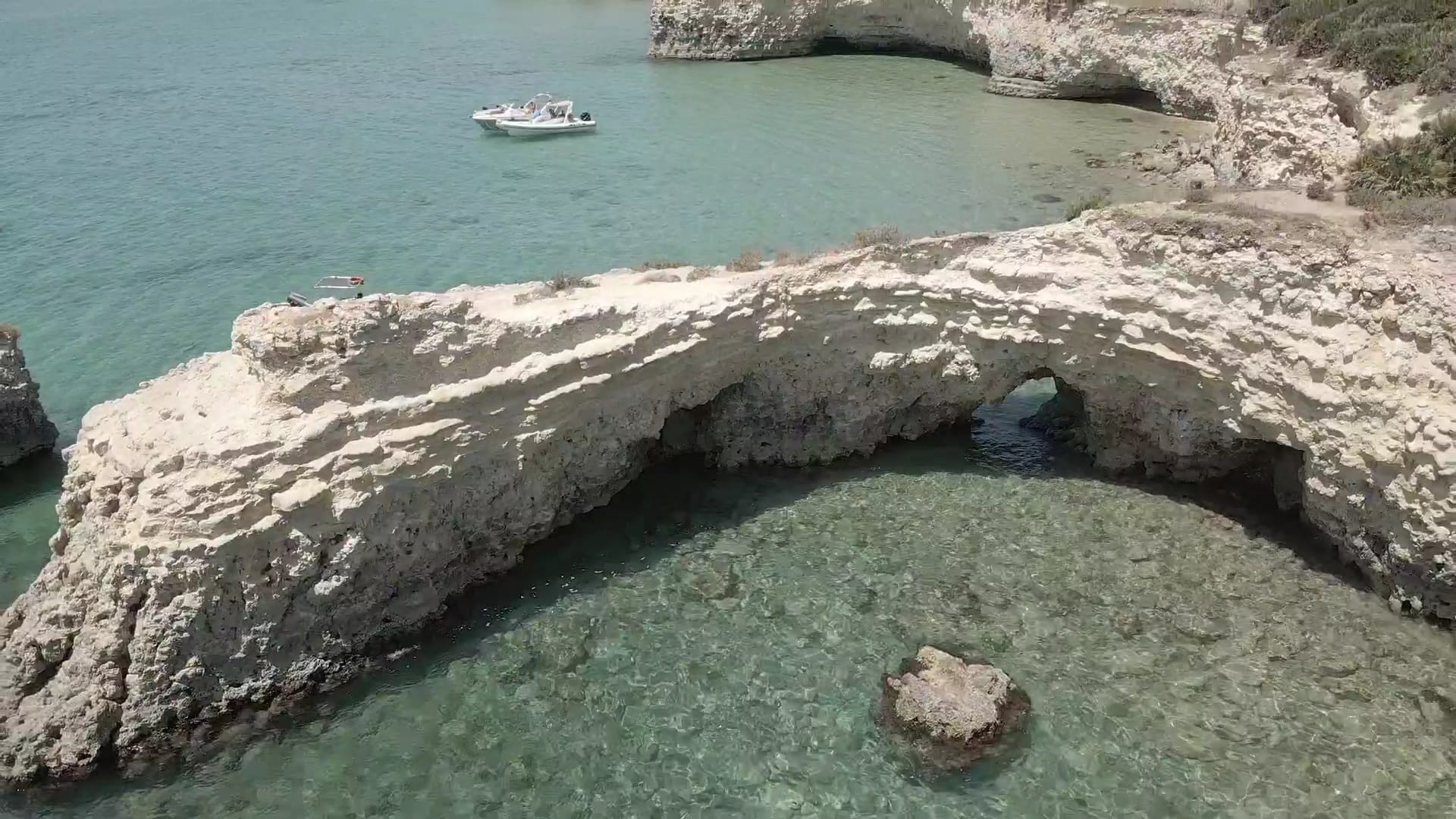 Vista aerea di una caletta con arco di roccia calcarea vicino a Vendicari