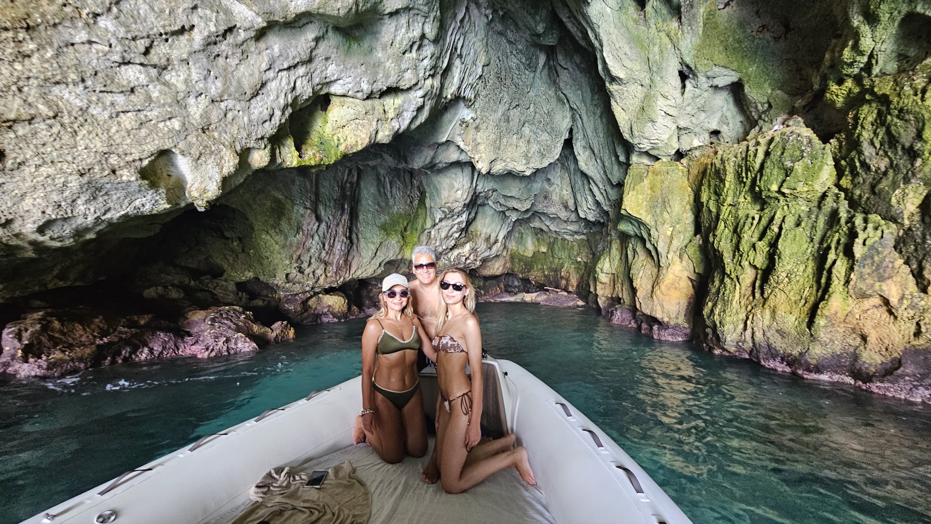 Famiglia in barca dentro una grotta marina di Ortigia, Siracusa