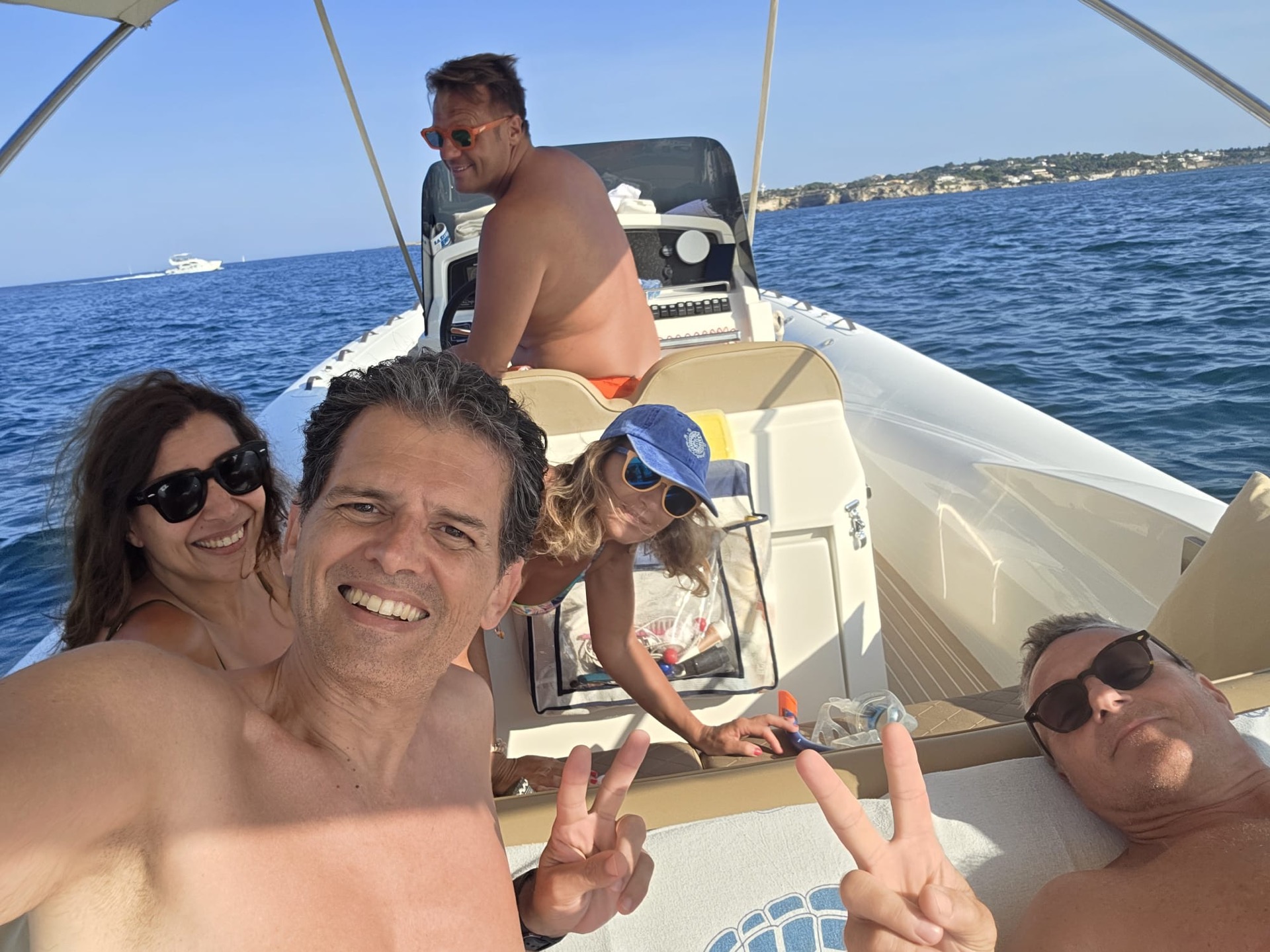 Vista aerea di una caletta con arco di roccia calcarea sulla costa siracusana